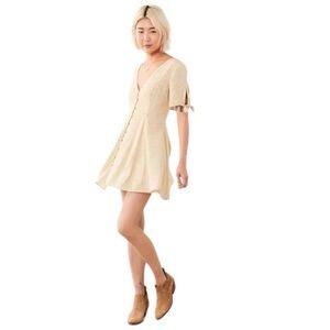 Urban Outfitters Kimchi Blue Sally Sue Tie-Sleeve
Mini Dress. Yellow Size L